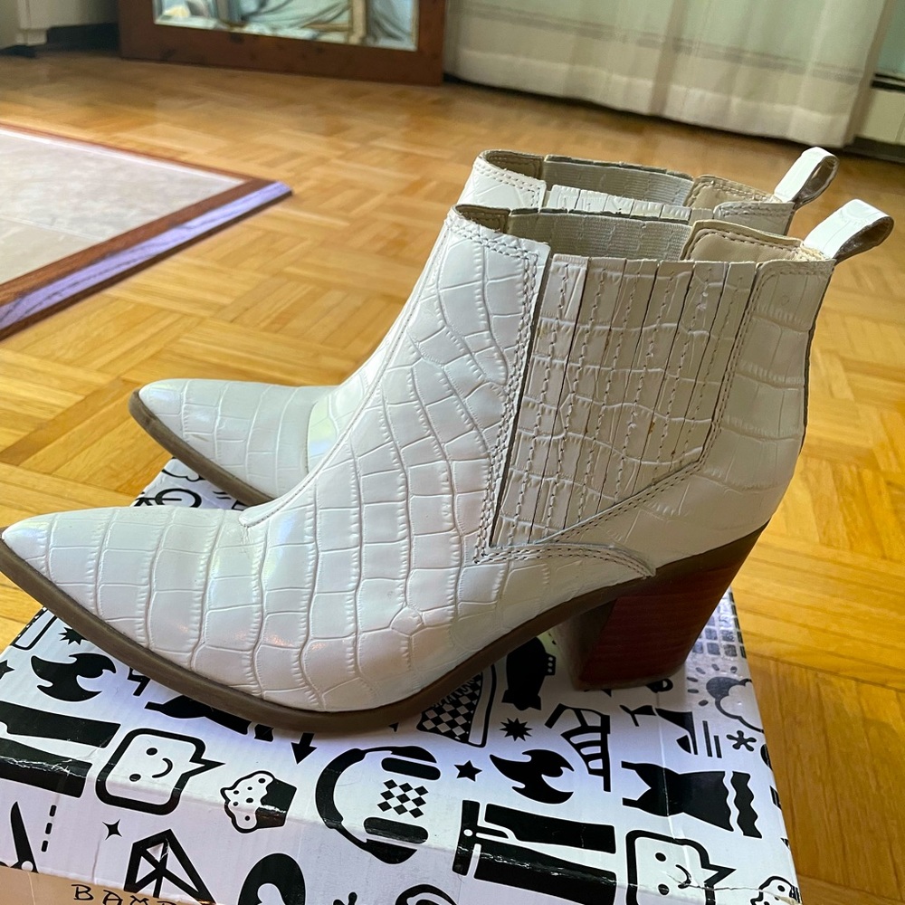 White Pointed Toe Western Boot